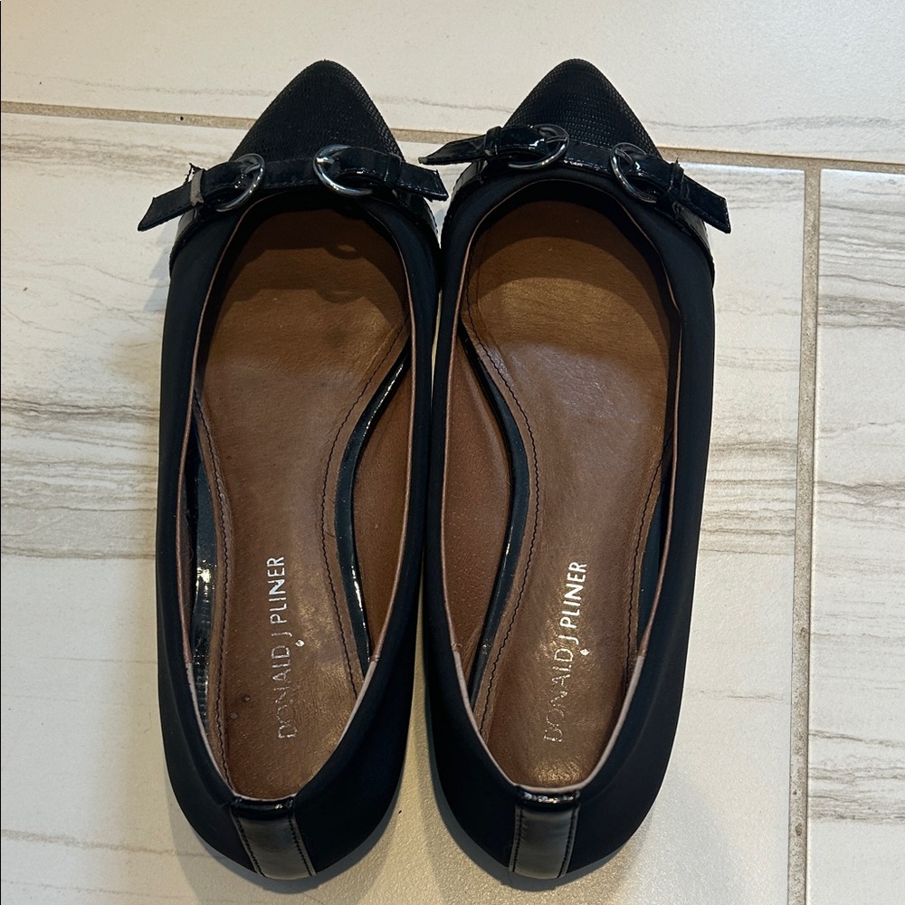 Donald Pliner black flats. Gently worn. Great condition. 7 1/2m